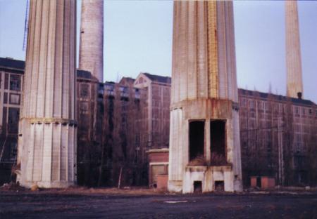 1984. Au pied des cheminées.